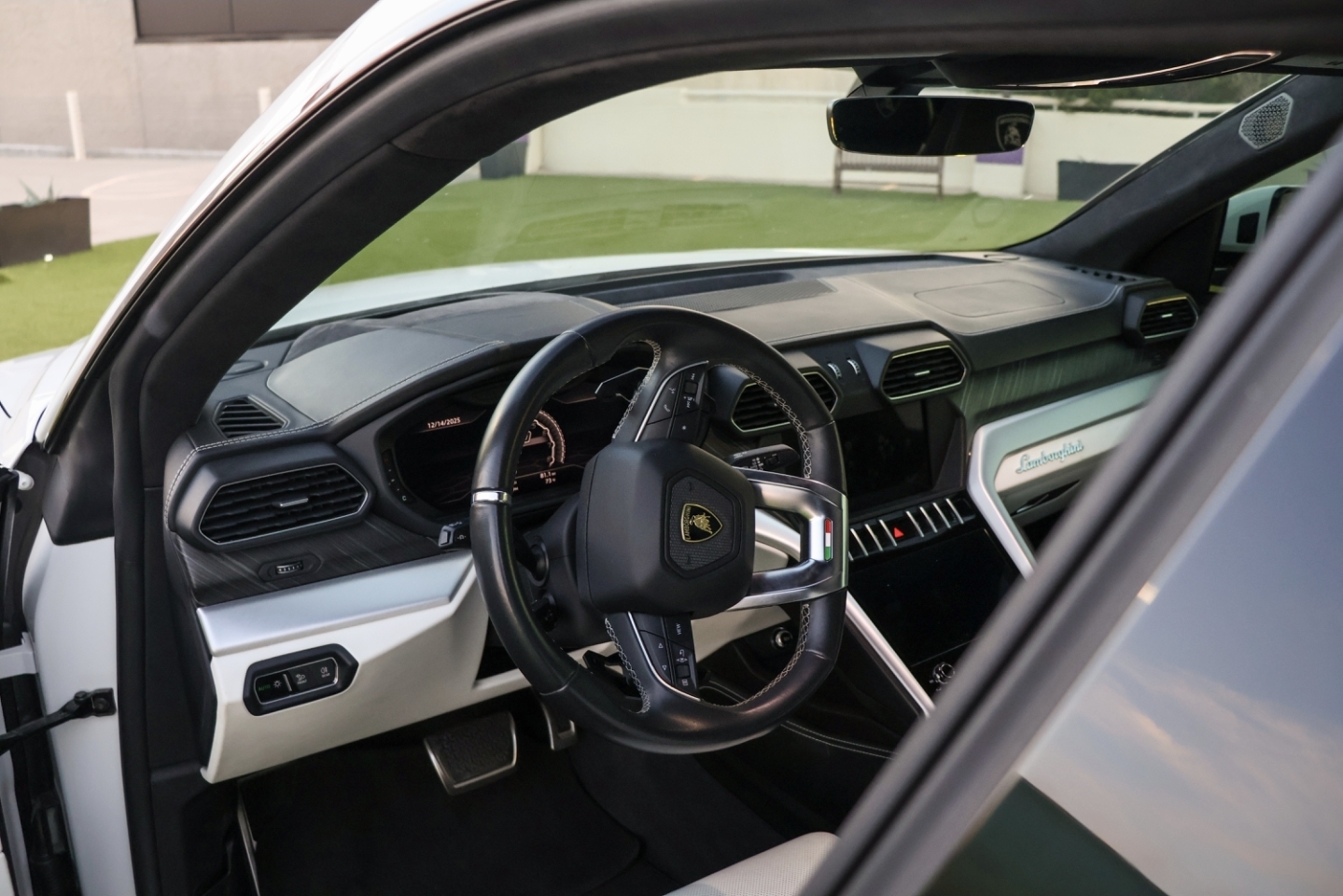 2025 Lamborghini Urus S photo 4 - BExotic Scottsdale, AZ